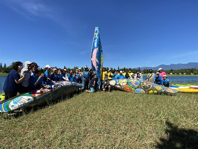 台东县新生国小美术班学生以废弃作业簿、考卷等，打造成2艘独木舟，24日下水划行。（蔡旻妤摄）