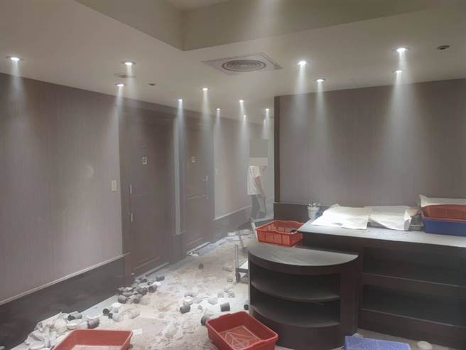 少年不满友人遭店家通报警方带离，愤而砸店。（警方提供）