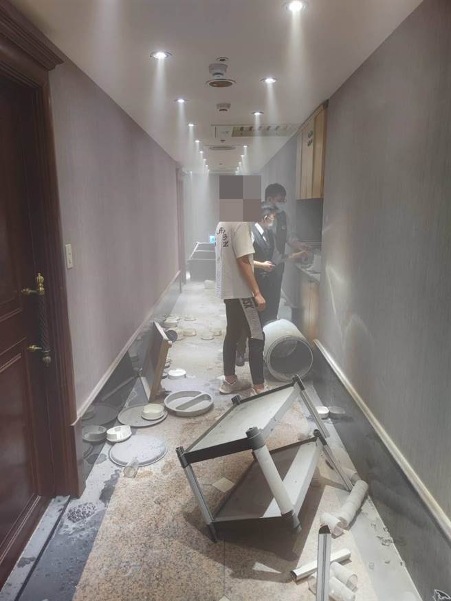 少年不满友人遭店家通报警方带离，愤而砸店。（警方提供）