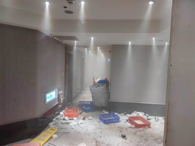 少年不满友人遭店家通报警方带离，愤而砸店。（警方提供）