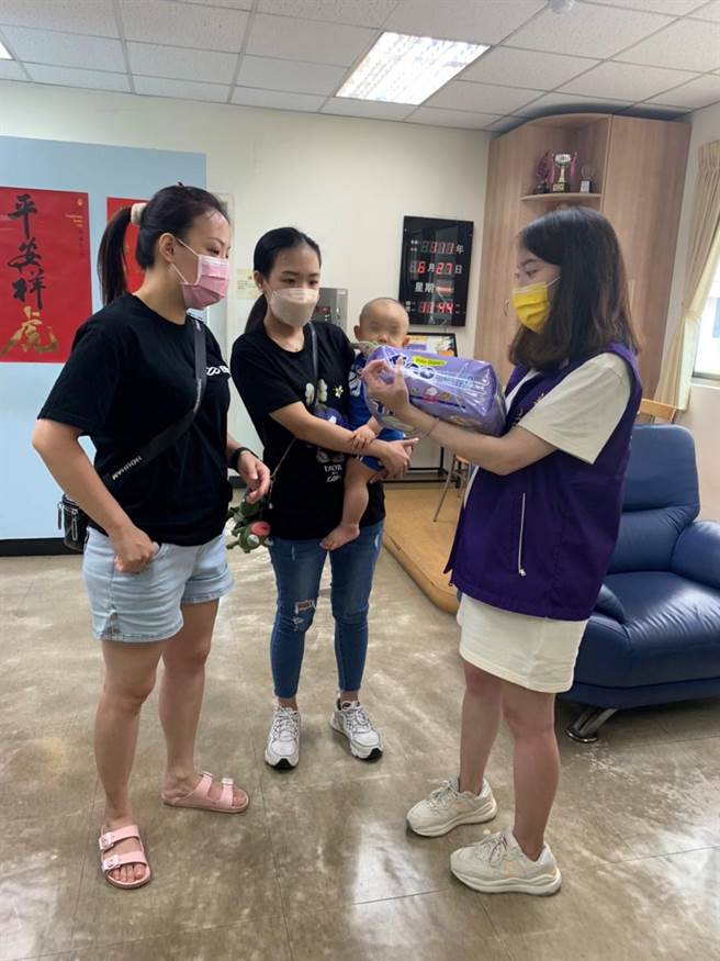 新北社工改變小媽媽 本要出養兒改回自養。（新北市社會局提供）