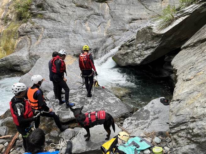 台中37歲郭姓女子23日隨隊到南投信義鄉沙里仙溪溯溪，不幸失足卡在溪流石縫中溺斃，南投縣消防局出動大批人員搜救。（南投縣消防局提供／馮惠宜南投傳真）