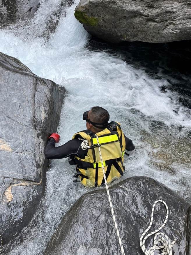 台中37歲郭姓女子23日隨隊到南投信義鄉沙里仙溪溯溪，不幸失足卡在溪流石縫中溺斃，南投縣消防局出動大批人員搜救。（南投縣消防局提供／馮惠宜南投傳真）