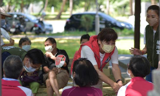 民进党新竹市长参选人沈慧虹24日一大早连跑3个行程，争取基层支持。（陈育贤摄）