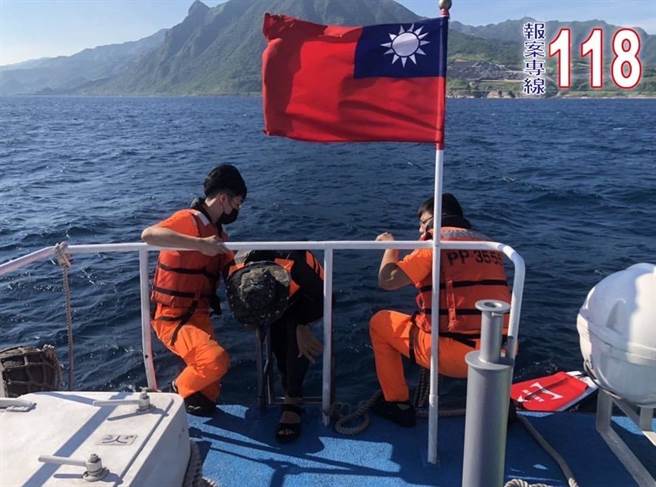 新北市瑞芳区深澳象鼻岩海域今日海流强，清晨接连有7位民眾因体力不支，遭海流带离岸际。（翻摄照片／陈彩玲新北传真）