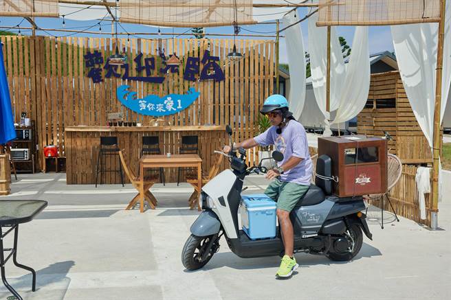 顏志琳担任主厨兼外送。（灰人文化传媒提供）