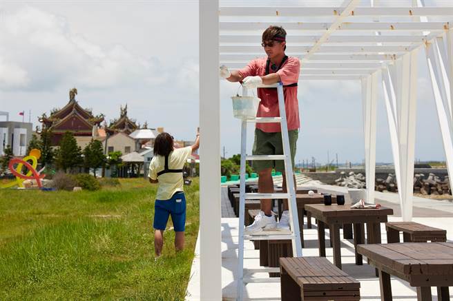 顏志琳（左）、尤秋兴到澎湖体验半个月的真人秀节目。（灰人文化传媒提供）