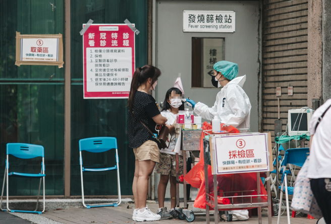 国内新冠疫情仍持续延烧。图为家长带小孩看医生。(资料照)