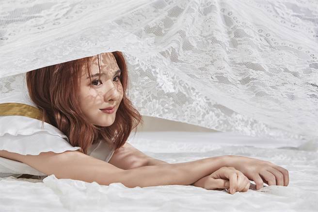 郭静在ＭＶ戴上猫耳朵扮演橘猫。（星动娱乐提供）