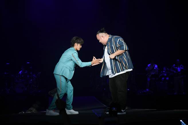 鼓鼓（左）演唱会邀请MJ116大渊担任嘉宾。（相信音乐提供）