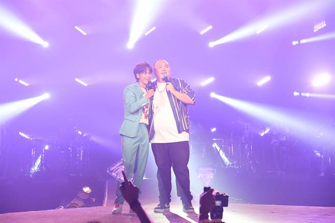 鼓鼓（左）演唱会邀请MJ116大渊担任嘉宾。（相信音乐提供）