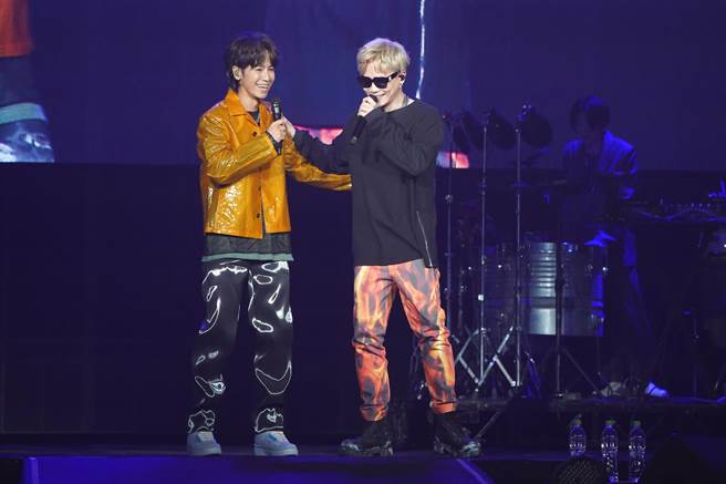 萧秉治（右）与鼓鼓轮番嗨翻高雄。（相信音乐提供）