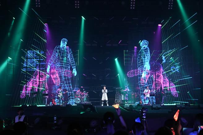 鼓鼓身穿全新造型宇宙战士装登场。（相信音乐提供）