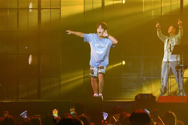 鼓鼓又唱又跳，全场嗨翻。（相信音乐提供）