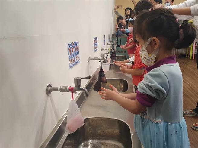 為提升嬰幼兒保護力，桃園市將於30日再開設莫德納嬰幼兒疫苗快打站。圖為小朋友洗手畫面。（陳夢茹攝）
