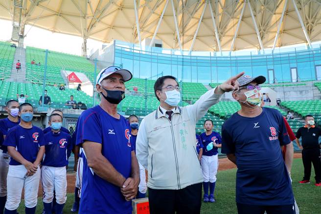 新竹棒球场重建启用遭骂烂，台南市月底将办U12世界杯少棒赛，台南市长黄伟哲近日到新盖的亚太棒球训练中心，关心中华队球员训练状况。（台南市政府提供／程炳璋台南传真）