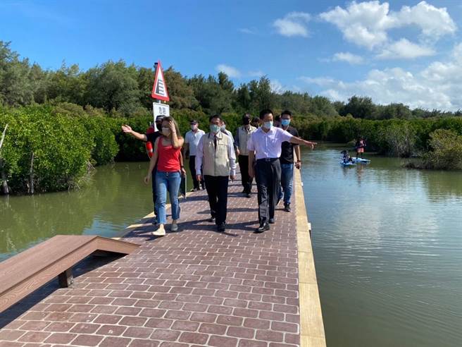 台南市北门区双春滨海游憩区红树林保护区南向栈道今年整修完成，市长黄伟哲（中）前往「开箱」欣赏。（张毓翎摄）