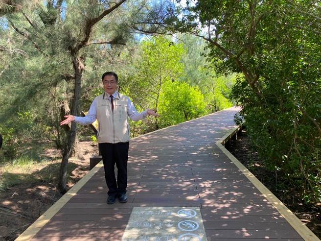 市长黄伟哲说，黄昏时再次沿着栈道漫步，或许可一览有别于白天的日落景致。（张毓翎摄）