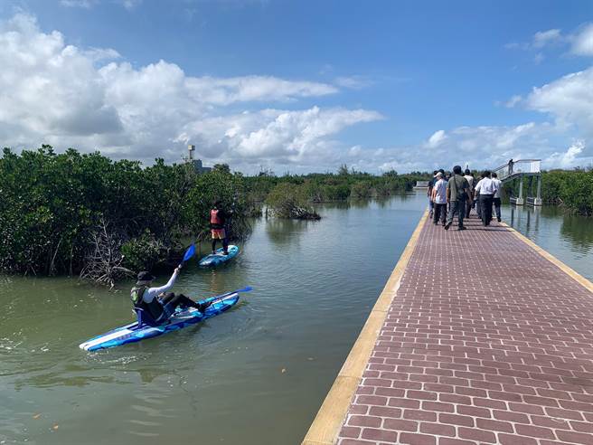 游客不仅可以搭观光胶筏赏美景，还能透过步行栈道或SUP立式划桨载具。（张毓翎摄）