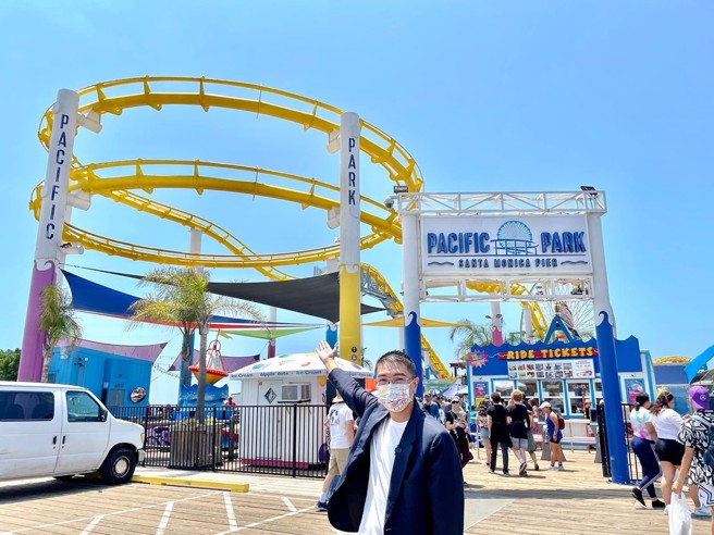 国民党基隆市长参选人谢国梁前往加州Santa Monica Beach这座位于海岸边的乐园参访，为未来若能当选，将于基隆打造海景儿童乐园做准备。（翻摄自谢国梁脸书）