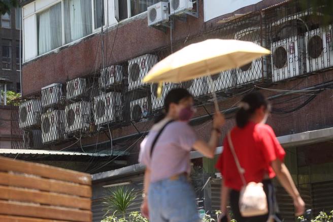 酷暑难耐、用电大增之际，台中火力发电厂2号机23日发生破管，对供电构成挑战；台电预估24日尖峰备转容量率7.14%，亮出意味供电吃紧的黄灯。图为台北市中山区一整排的冷气室外机。
（图/ 中央社）