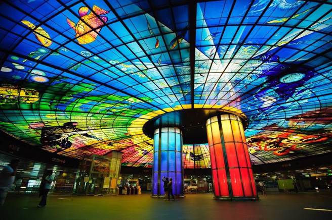 一名网友到高雄玩，第二天决定搭捷运跑行程。图为美丽岛车站。（图／达志影像）