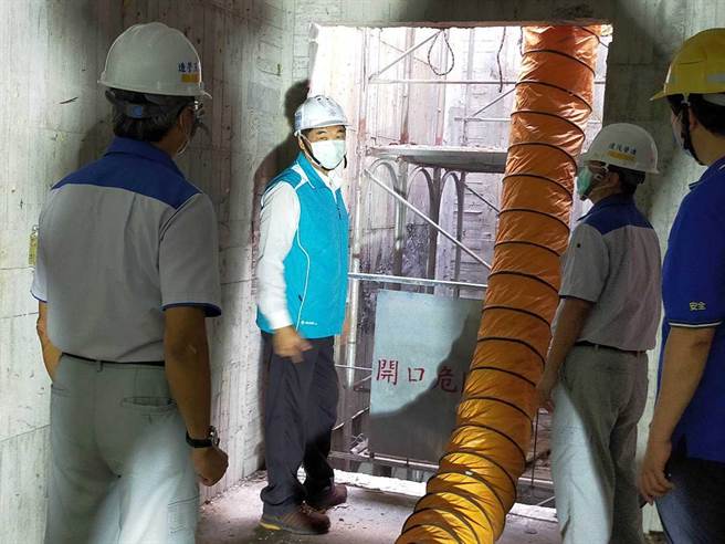 高雄市劳工局前往左营区、小港区及三民区等3处医院建筑工地执行工安突击检查，检查结果共计发现7项缺失，将依职业安全卫生法裁罚34万元。（高雄市劳工局提供／崔正纲高雄传真）