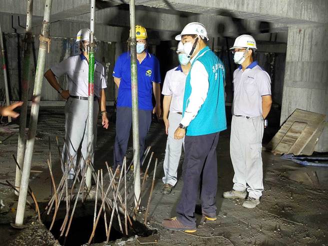 高雄市劳工局前往左营区、小港区及三民区等3处医院建筑工地执行工安突击检查，检查结果共计发现7项缺失，将依职业安全卫生法裁罚34万元。（高雄市劳工局提供／崔正纲高雄传真）