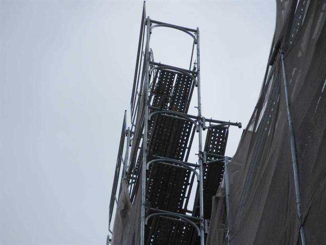 劳工局检查结果共计发现7项缺失，将依职业安全卫生法裁罚34万元。其中包括有3处高度2公尺以上之开口部分，未设置护栏、护盖或安全网等防护设备。（高雄市劳工局提供／崔正纲高雄传真）