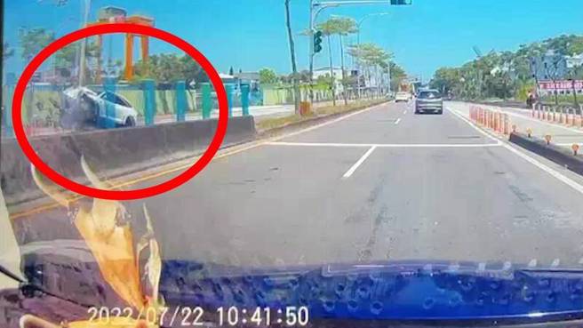 当时救出林志颖父子的摄影师从对向车道拍到车祸现场。（图/翻摄自吴明政提供影片）