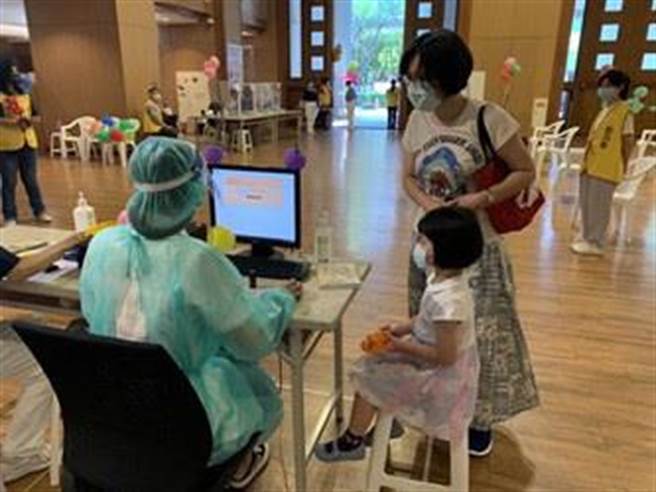 台中市24日新增本土病例有2632例，衛生局統計，中市兒童疫苗第2劑涵蓋率達44％、長者第4劑為43％，圖為兒童疫苗南屯靜思堂快打站。（資料照片）