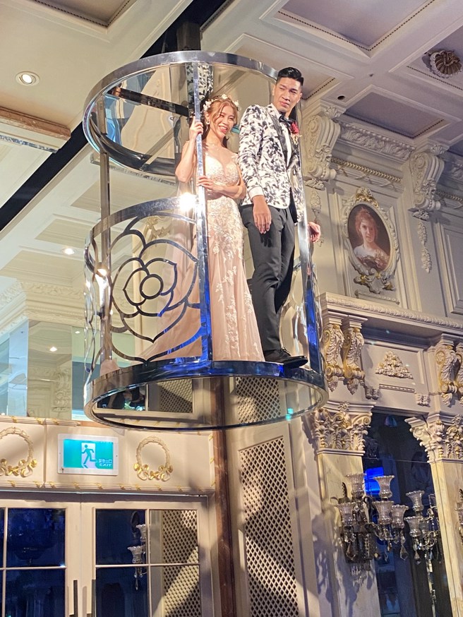 周柏臣与老婆换装后是从接近二楼位置空降进场。(黄及人摄)