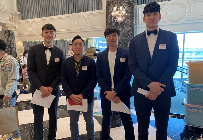 郭昭男(左一)、林郅为(右二)担任伴郎，张博胜(右二)与周柏臣经纪人蔡孟霖分别是男方招待与总招待。(黄及人摄)