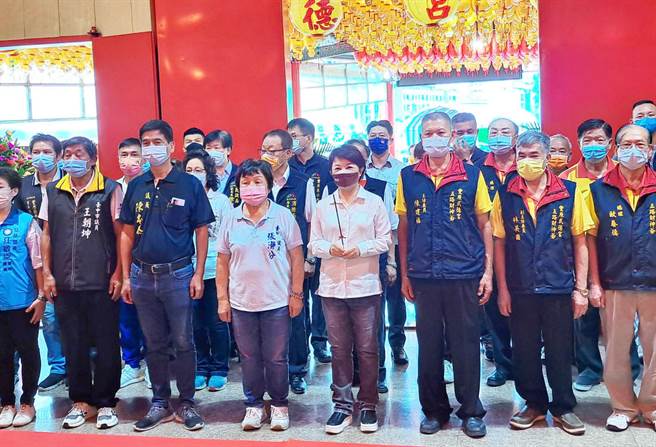 台中市长卢秀燕今天到丰原武德宫参拜，并为庙方中元普渡开香。（陈世宗摄）