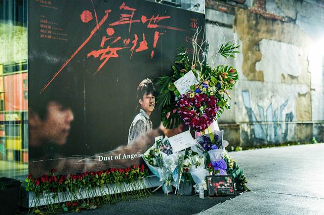 电影公司特别在光点华山电影馆穿廊前布置看板与生日鲜花供影迷追思。（牵猴子提供）