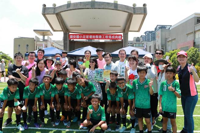 台中市西屯区国安国小的足球场修缮改建为人工草皮足球场，除保留原来的跑道，场内规画1座完整8人足球场及2座5人制足球场，盼让近年征战国内外屡获佳绩的足球小将们有更安全完善的场地练球。（张廖万坚服务处提供／谢琼云台中传真）