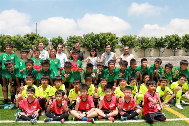 台中市西屯区国安国小的足球场修缮改建为人工草皮足球场，除保留原来的跑道，场内规画1座完整8人足球场及2座5人制足球场，盼让近年征战国内外屡获佳绩的足球小将们有更安全完善的场地练球。（张廖万坚服务处提供／谢琼云台中传真）