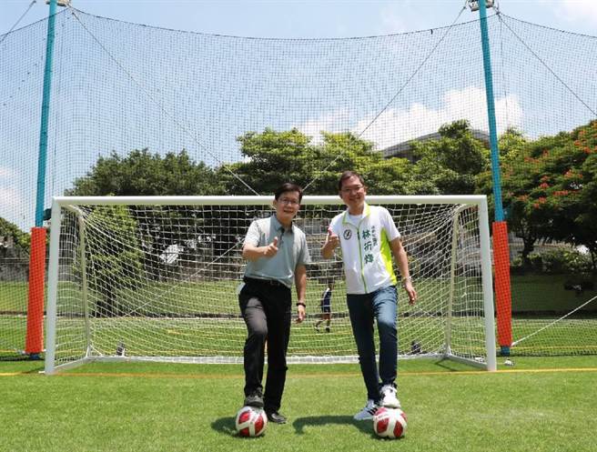 国安国小人工草皮足球场在立委张廖万坚（左）、议员林祈烽（右）合力争取下，获体育署核定1428万元经费修缮改建。（张廖万坚服务处提供／谢琼云台中传真）