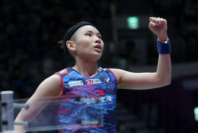 戴资颖在球迷加油下收下2022台北羽球赛女单冠军。（郑任南摄）