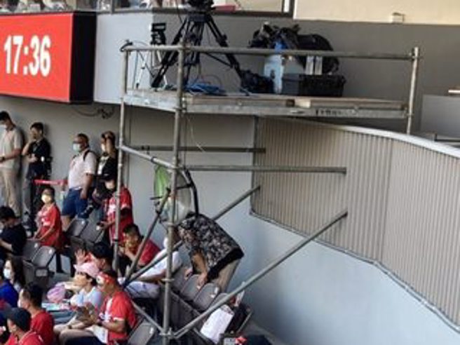  网友发现观眾席装有鹰架、上有摄影机，周围完全没有围栏，若不小心出意外可能压死人。（翻摄自PTT）