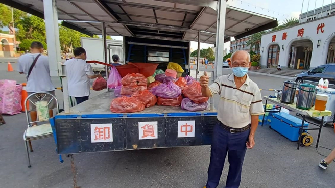 南投县一名70岁徐姓老伯，扛起一家的经济重担，每天从云林开车2小时到南投夜市卖地瓜。伯的地瓜又绵又好吃」。（图／翻摄自草鞋墩人文观光夜市）