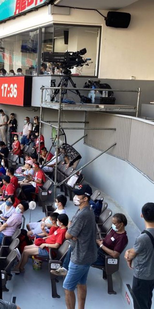 鹰架只用12根铁管所组成，安全性引人疑窦。（翻摄自PTT）