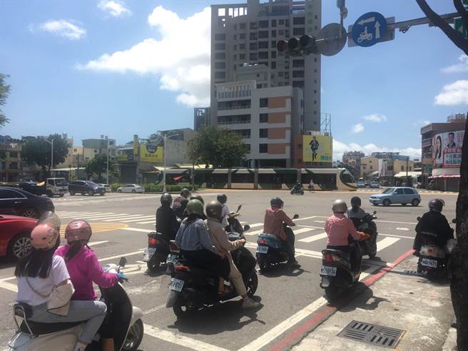 高雄市前镇区凯旋四路段，因轻轨通行，造成横向路段红灯过久，引起骑士抱怨。（崔正纲摄）