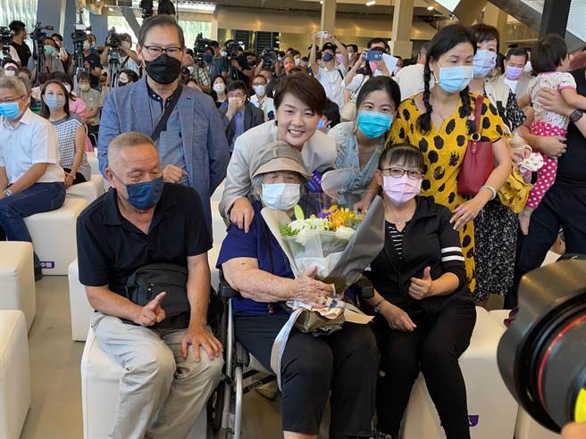 北市副市长黄珊珊的新书发表会现场充满温馨又感性，其中93岁的妈妈、国中老师和家人都来到现场。（北市副市长黄珊珊办公室提供／游念育台北传真）