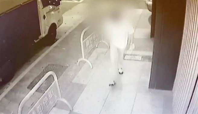 男子在路边裸露生殖器并自慰，检察官依妨害风化罪起诉。（翻摄画面）