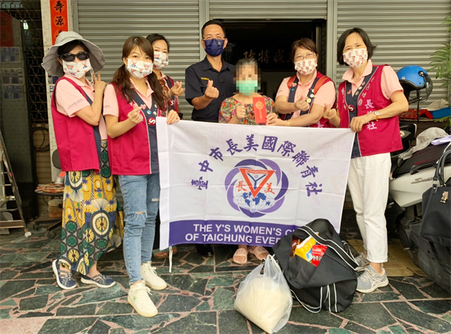 大甲警分局长吴燕山今天协同台中市长美国际联青社等，不畏酷热天气，前往拜访辖内弱势家庭，表达关怀之意。（民眾提供）