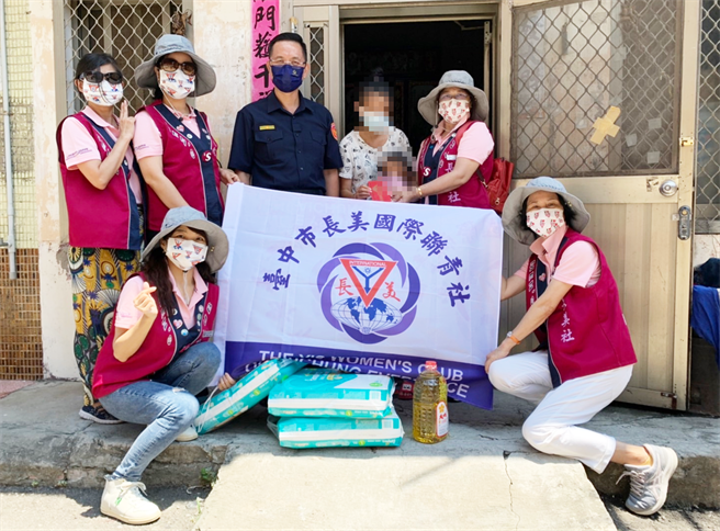 大甲警分局长吴燕山今天协同台中市长美国际联青社等，不畏酷热天气，前往拜访辖内弱势家庭，表达关怀之意。（民眾提供）