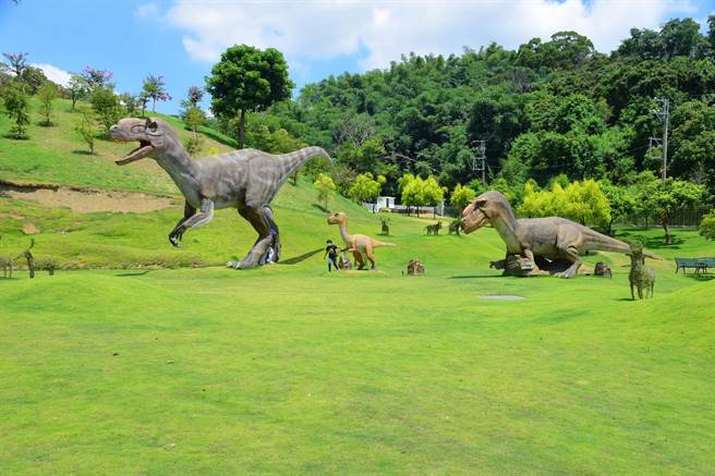 南投草屯「九九峰动物乐园」游客中心落成剪彩，展开试营运，园区内超大恐龙造型的「恐龙之丘」已成为最夯的打卡景点。（南投县政府提供／冯惠宜南投传真）