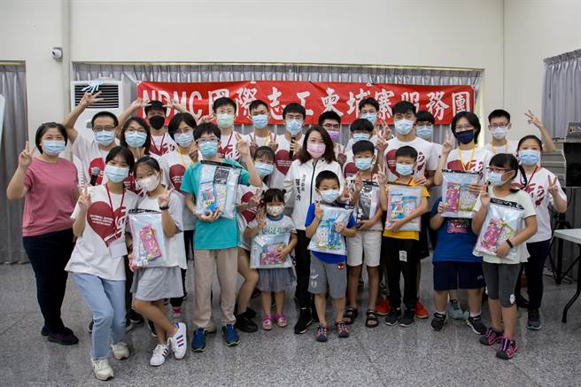 国防医学院柬爱志工团到南投进行新住民二代及弱势家庭子女的暑假育乐营。（南投县新媳妇关怀协会提供／冯惠宜南投传真）