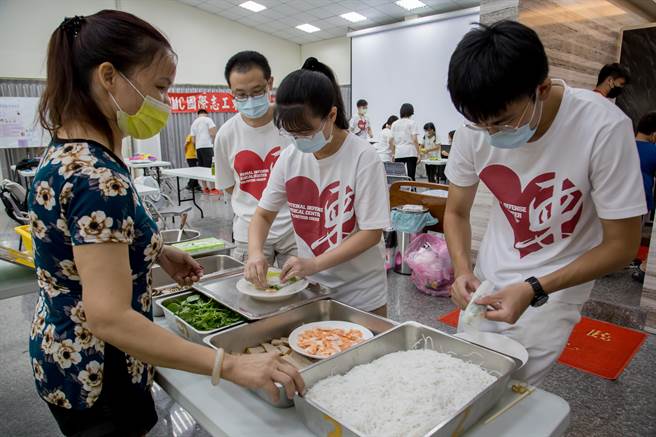 国防医学院柬爱志工团到南投进行新住民二代及弱势家庭子女的暑假育乐营，假日更一起进行东南亚美食DIY活动。（南投县新媳妇关怀协会提供／冯惠宜南投传真）
